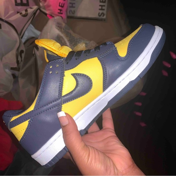 Yellow and dark blue Nike dunks (Michigan dunks) - Picture 2 of 3